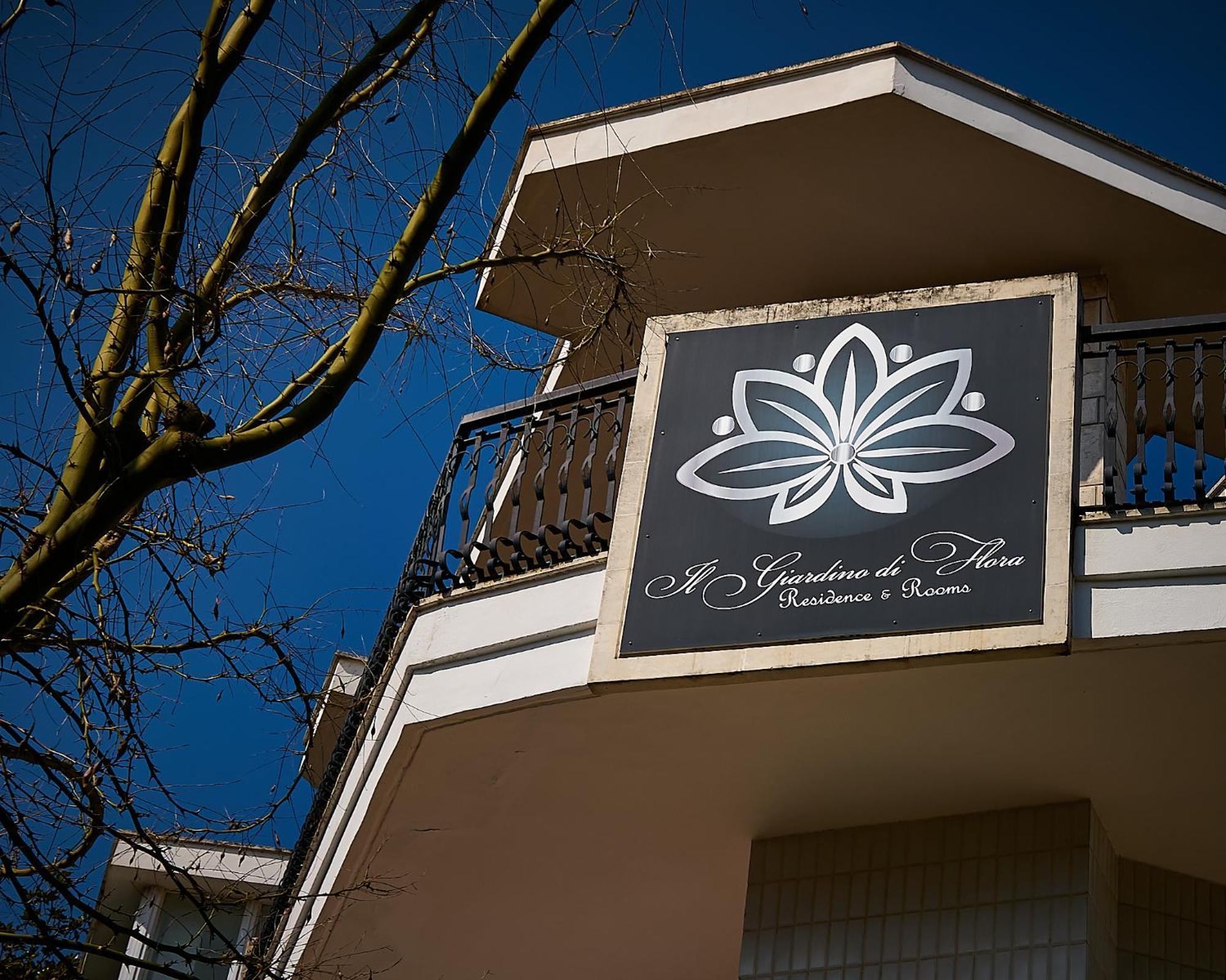 מלון לצ'ה Il Giardino Di Flora Con Piscina מראה חיצוני תמונה